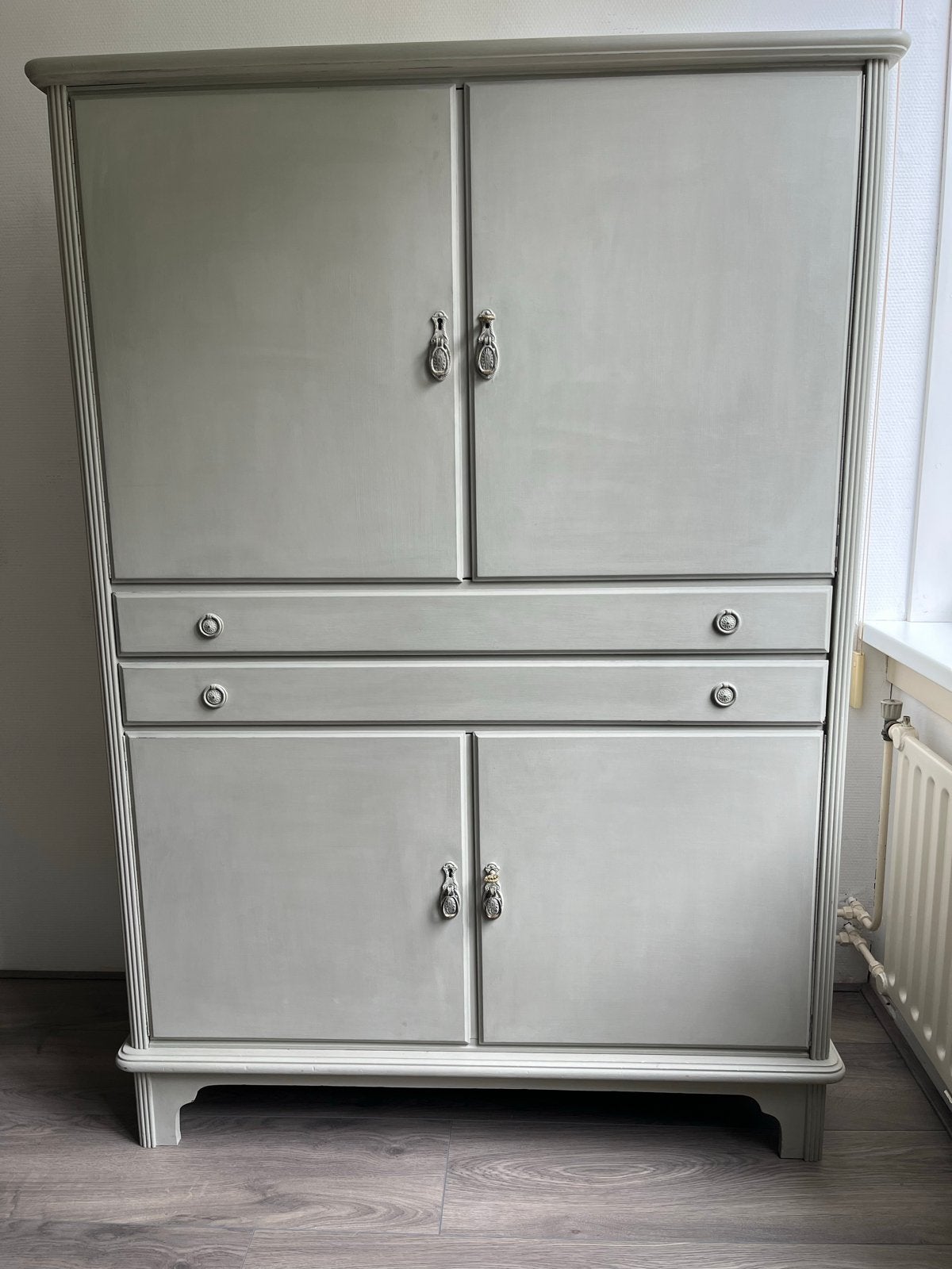 Grijze buffetkast van kersenhout met veel opbergruimte, Ophalen, 100 tot 150 cm, Zo goed als nieuw, 25 tot 50 cm