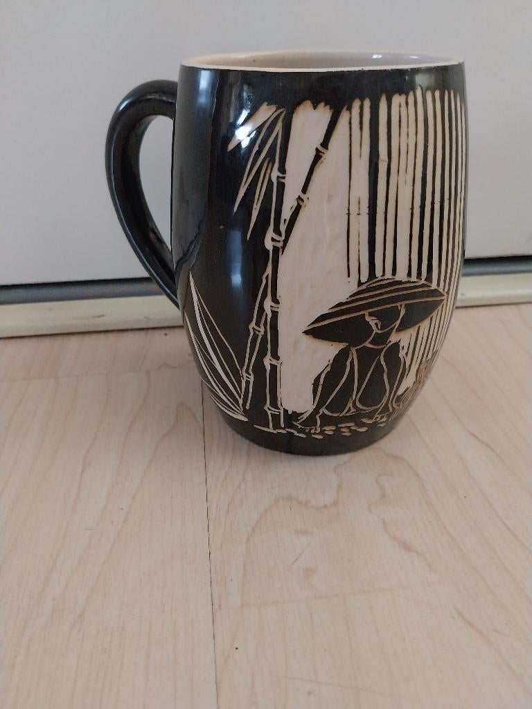 Aziatische grote mok, sgraffito-techniek.12 1/2 cm.hoog., Ophalen of Verzenden