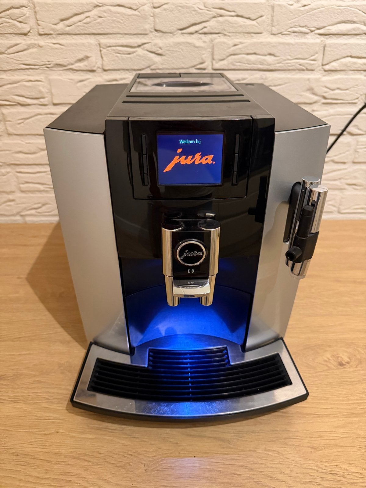 Jura E8 Platin - zeer nette staat, Afneembaar waterreservoir, 10 kopjes of meer, Koffiemachine, Zo goed als nieuw