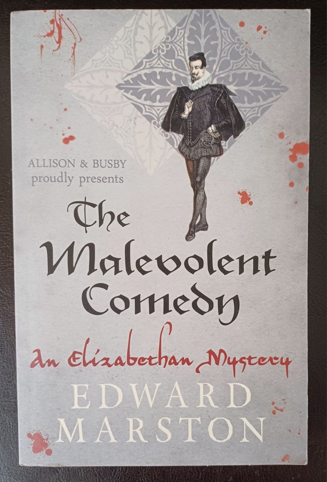 The Malevolent Comedy - Edward Marston (Engels), Boeken, Detectives, Zo goed als nieuw, Ophalen of Verzenden