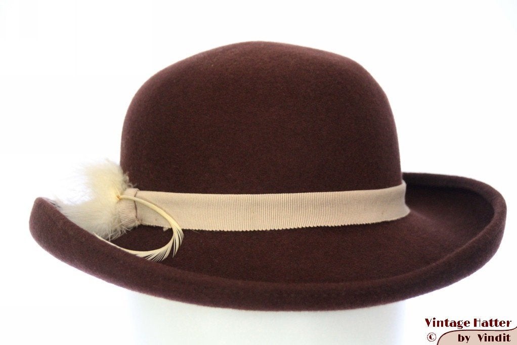 Vintage Dameshoed Marida bruin vilt met witte veren 54 = XS