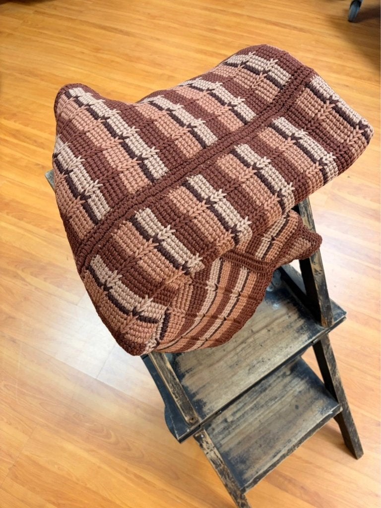 Vintage gehaakt kleed in aardetinten 148/136 cm