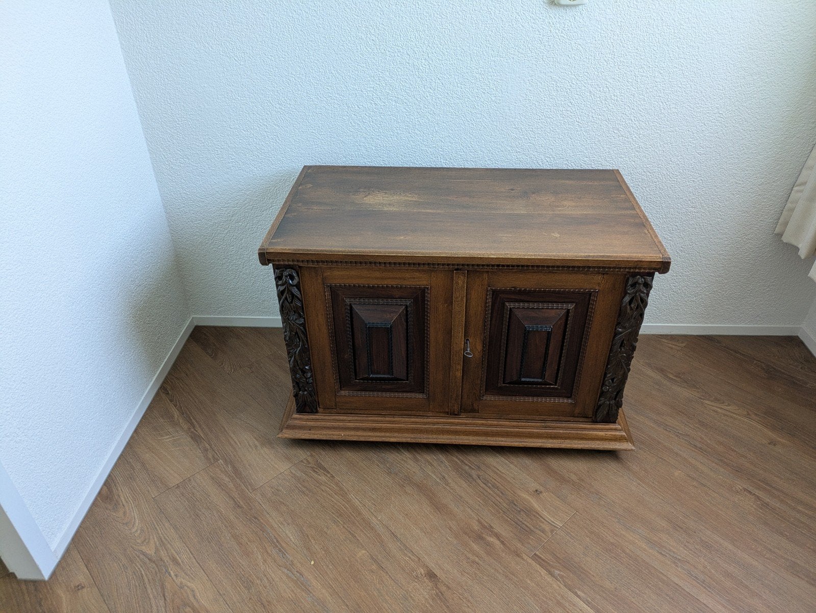 Antieke houten kast met twee deuren, Antiek en Kunst, Ophalen