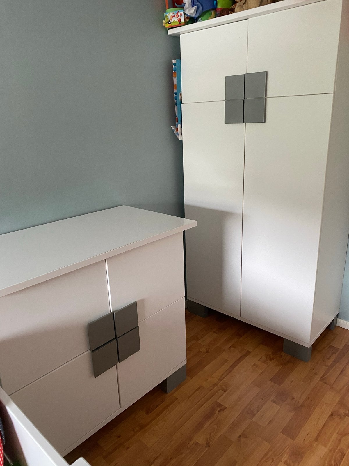 Witte kledingkast en commode set met grijze accenten, Gebruikt, 50 tot 70 cm, 105 cm of meer, Ophalen of Verzenden