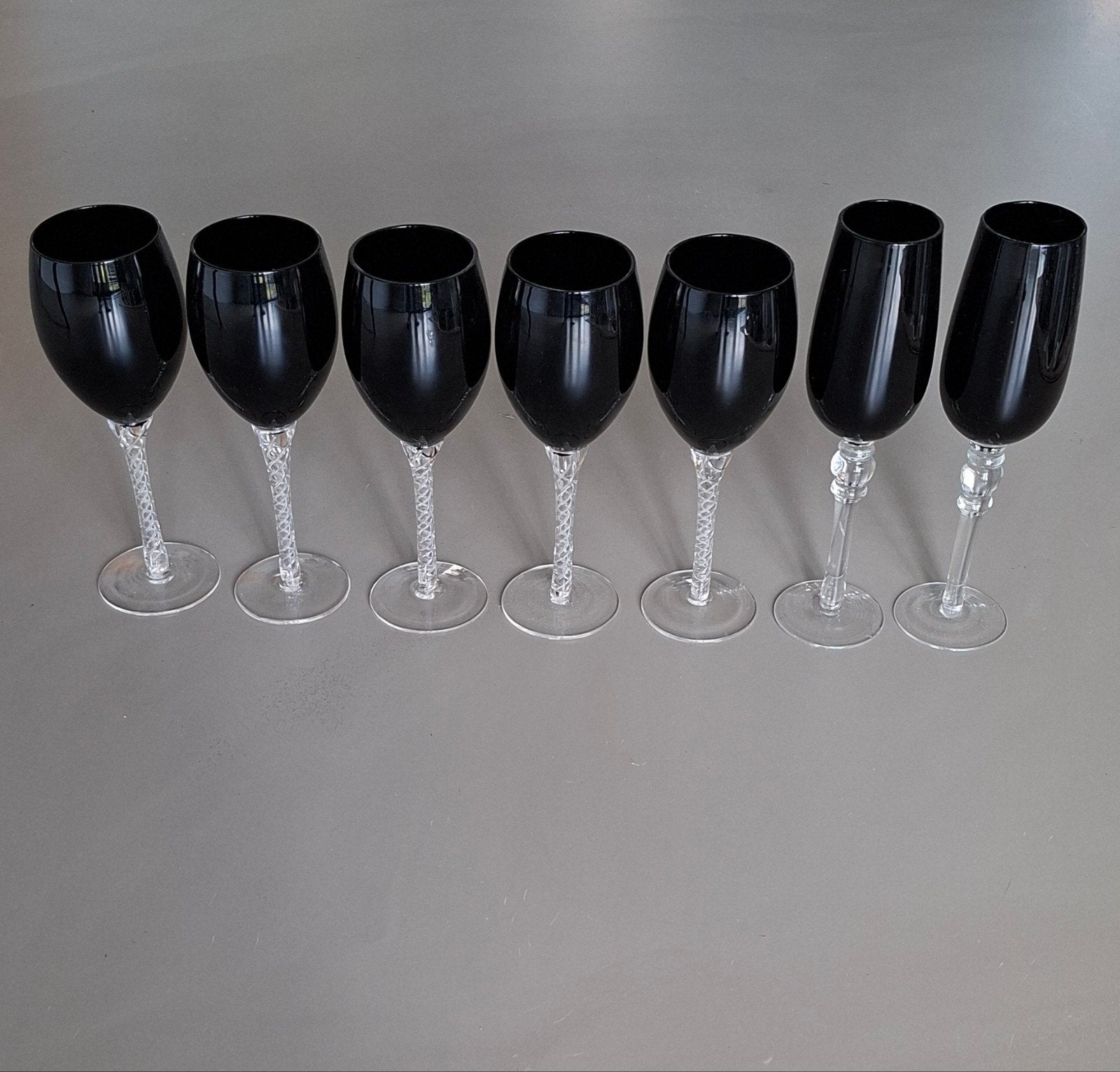 Set van 7 zwarte wijnglazen met gedraaide steel, Ophalen of Verzenden