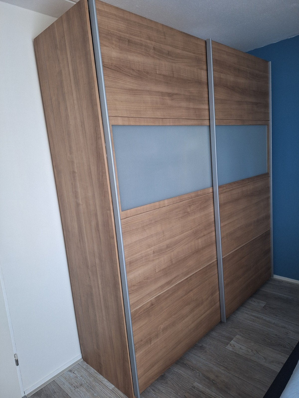 Kledingkast met schuifdeuren., Ophalen, Gebruikt, 200 cm of meer, Met plank(en)