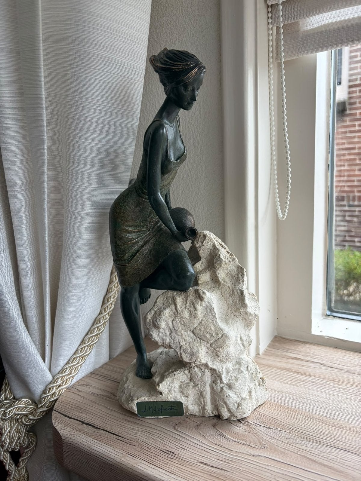 Bronzen beeld van vrouw met kruik op rots, Ophalen, 20 - 50 cm, Beeld, Gepatineerd