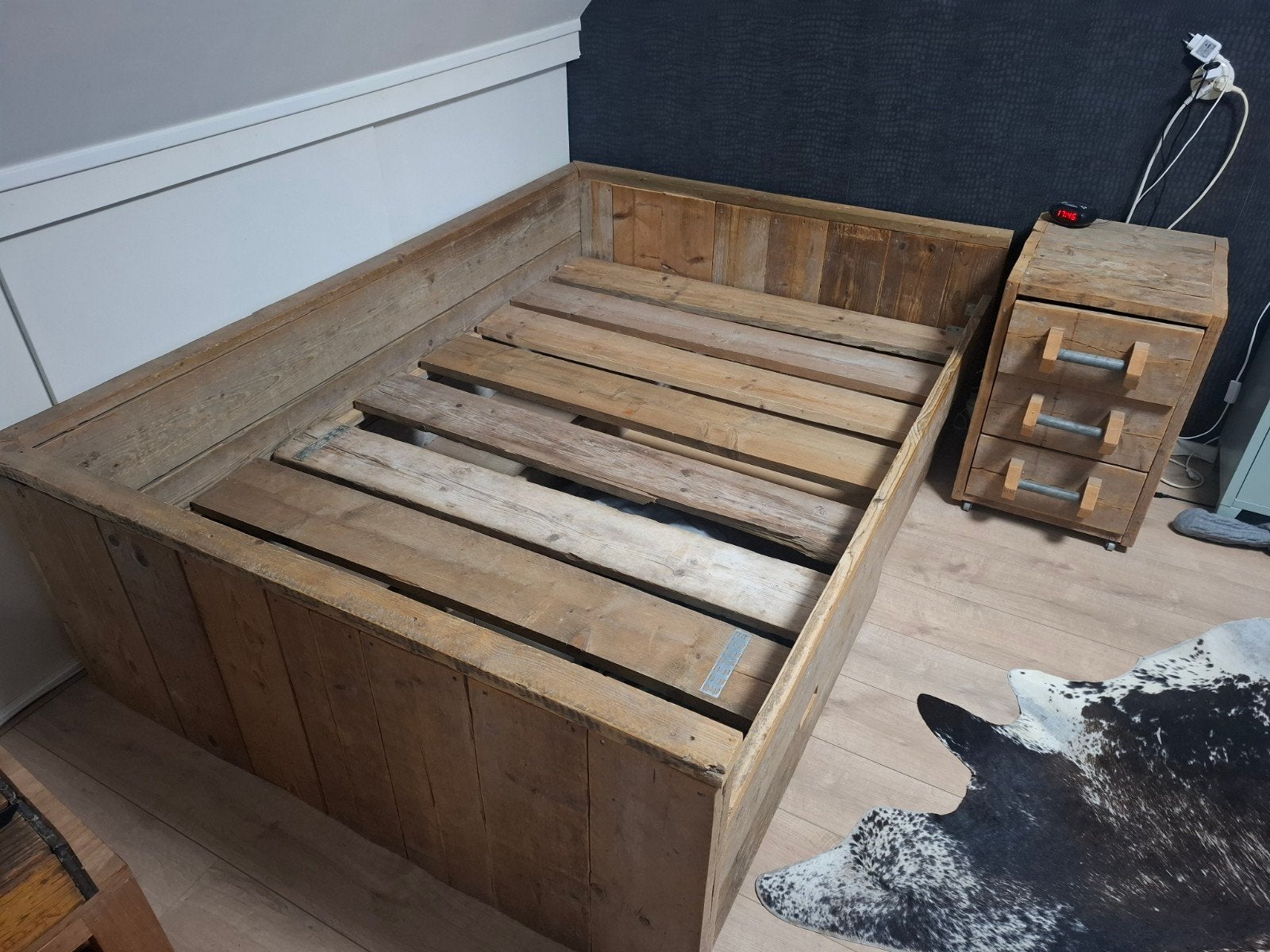 Stoer steigerhouten bed 140x200 cm met nachtkastje, Ophalen, Gebruikt, Bruin, Steigerhout