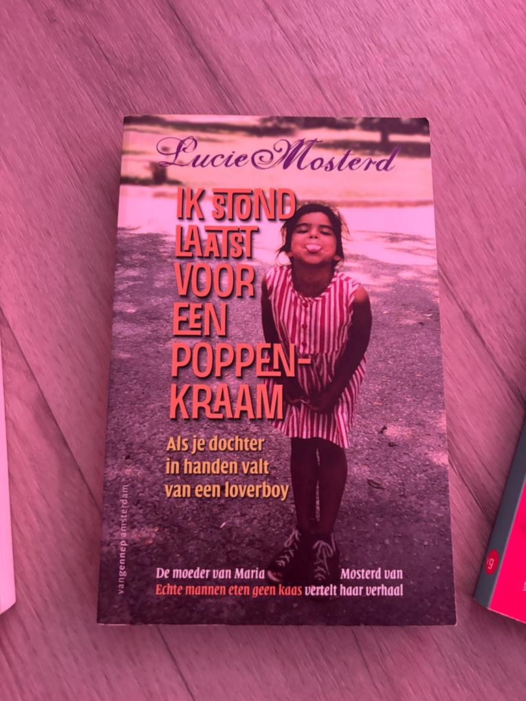 Ik stond laatst voor een poppenkraam - Lucie Mosterd, Boeken, Ophalen of Verzenden, Gelezen, Nederland