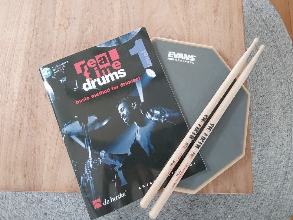 Drumstel starterskit: boek, drumstokken, oefenpad, Ophalen of Verzenden, Zo goed als nieuw, Overige merken