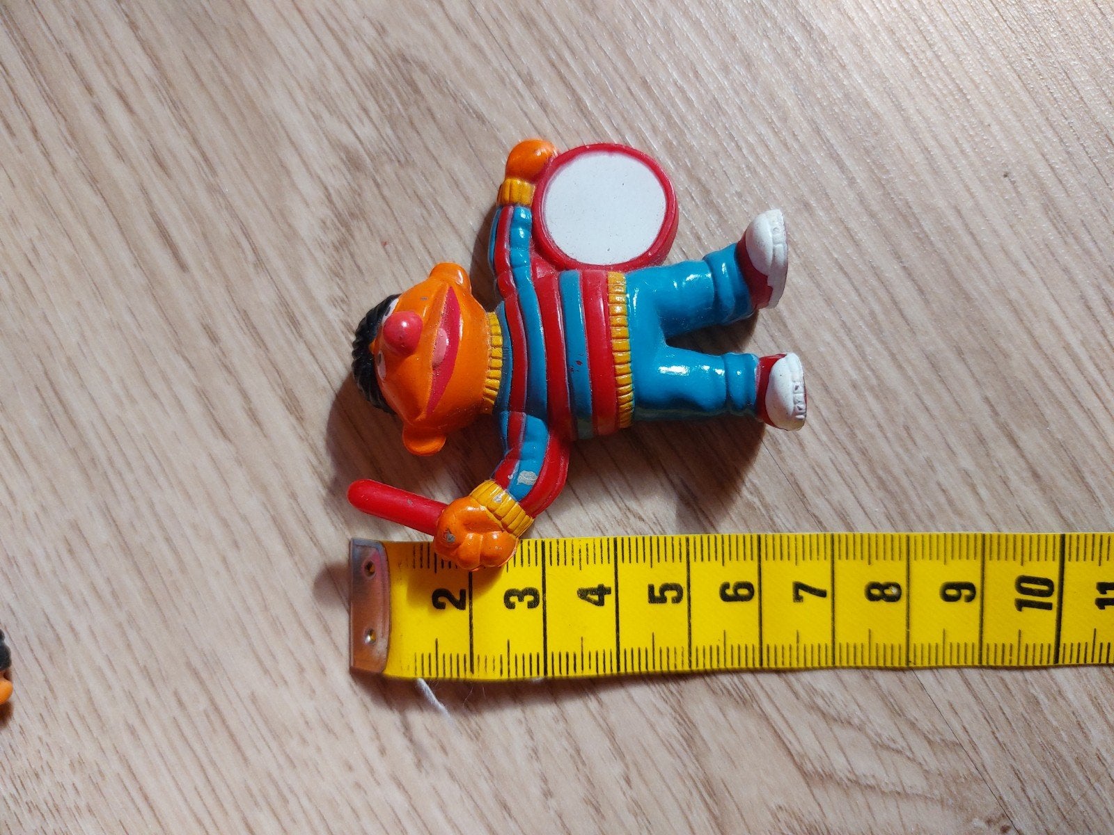 Sesamstraat Ernie poppetje met trommel, Verzamelen, Poppetjes en Figuurtjes, Ophalen of Verzenden
