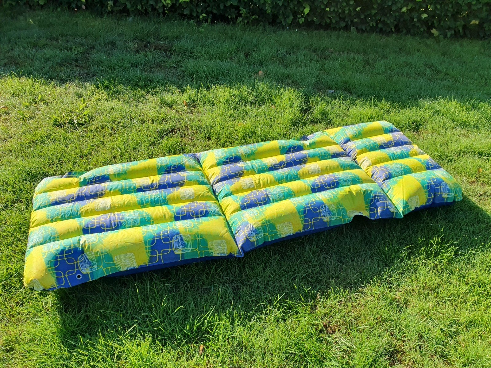 Vintage luchtbed voor zee, strand, zwembad. Geel/blauw/groen, Caravans en Kamperen, Luchtbedden, Ophalen of Verzenden, ., ., .
