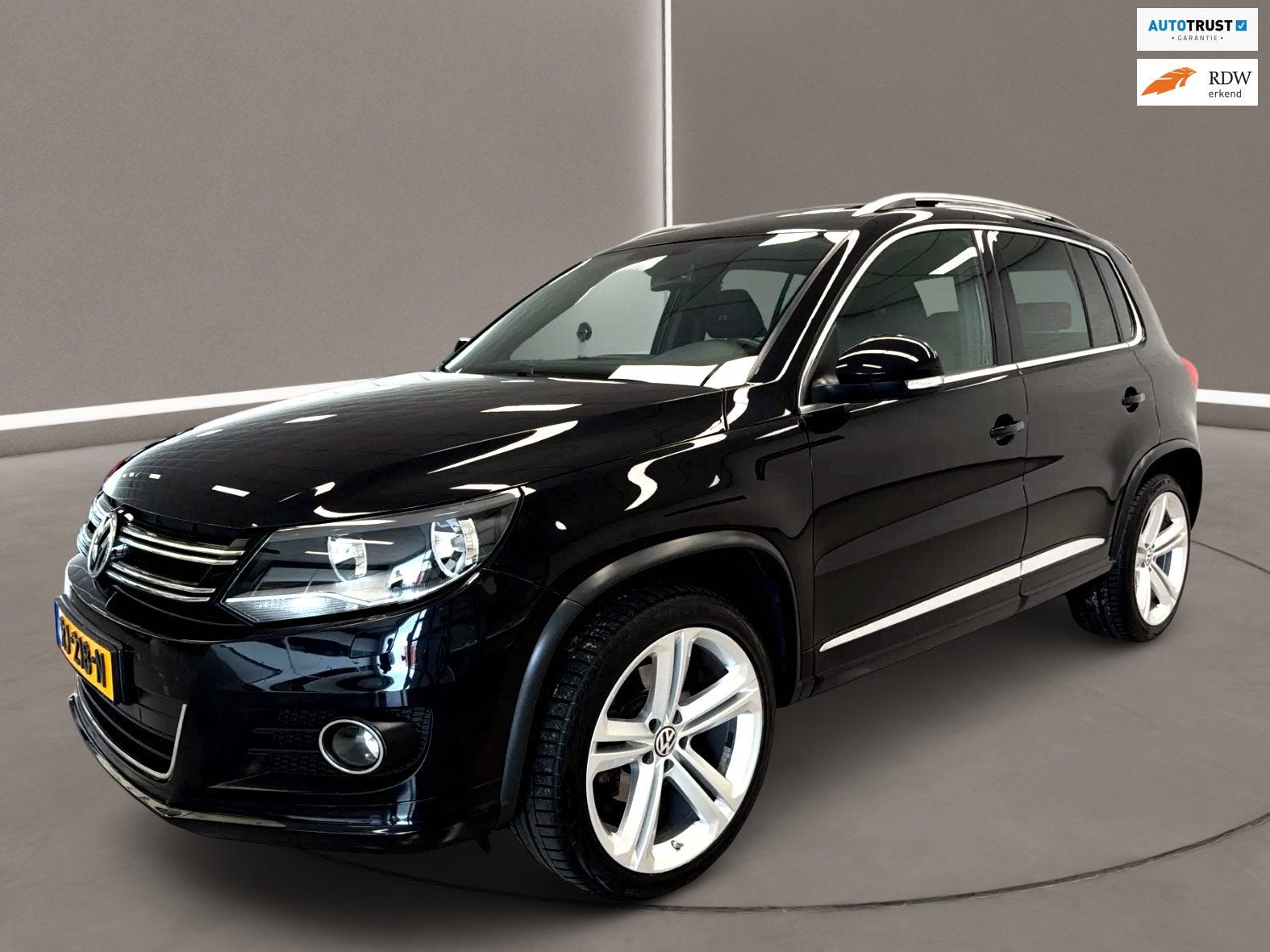 Volkswagen Tiguan 1.4 TSI 2x R-Line 122 Pk Airco Navi Panoda, Voorwielaandrijving, Gebruikt, 4 cilinders, Handgeschakeld