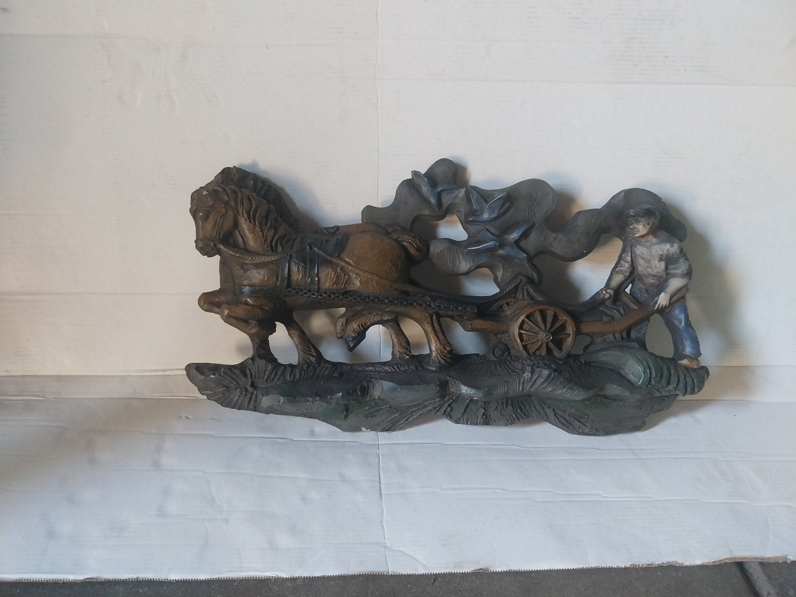 Houtsnijwerk: Paard met ploegende boer, Antiek en Kunst, Houtsnijwerk, Ophalen of Verzenden, Handgemaakt, 20 - 50 cm