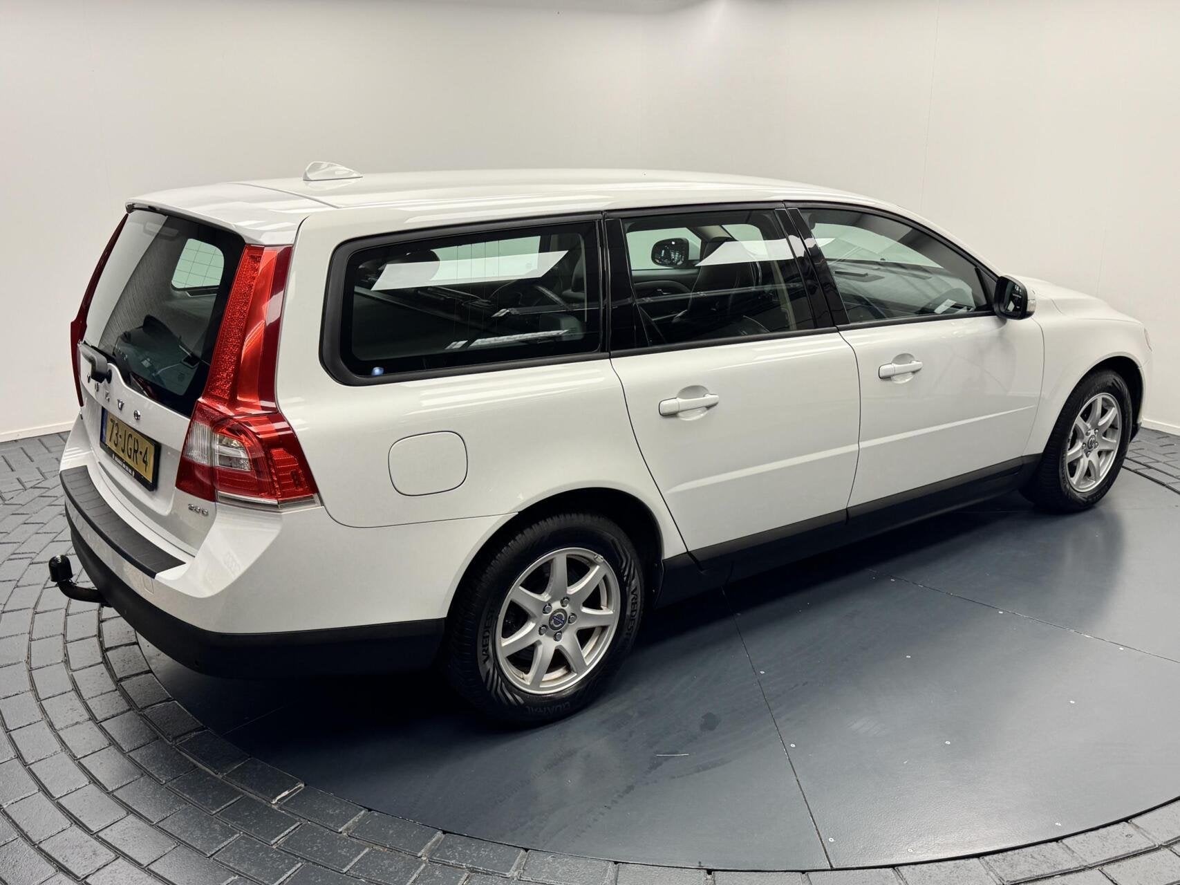 Volvo V70 2.0D Kinetic Trekhaak-Navigatie-Cr.contr-Clima-Led, Auto's, Voorwielaandrijving, 136 pk, Gebruikt, 4 cilinders