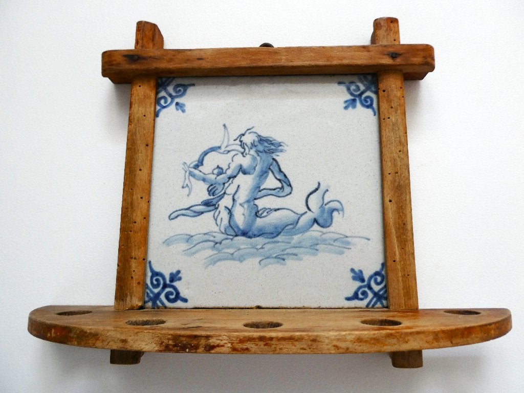 Antiek houten pijpenrek met Delftsblauwe tegel zeemeerman, Ophalen of Verzenden