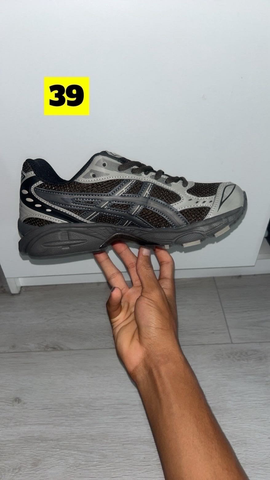 ASICS sneakers maat 39 - Zo goed als nieuw, Kleding | Dames, Schoenen, Ophalen of Verzenden, Zo goed als nieuw, Grijs, Sneakers of Gympen