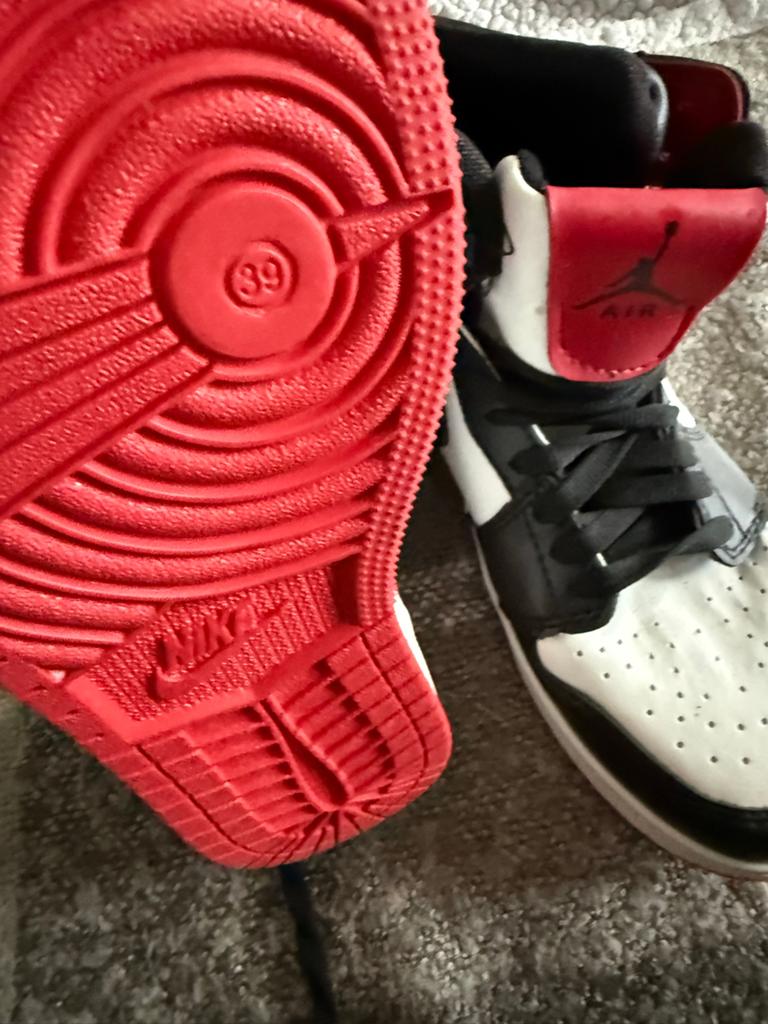 Nike Air Jordan 1 Mid Zwart/Wit/Rood - Maat 39, Ophalen of Verzenden, Gedragen, Zwart, Sneakers of Gympen