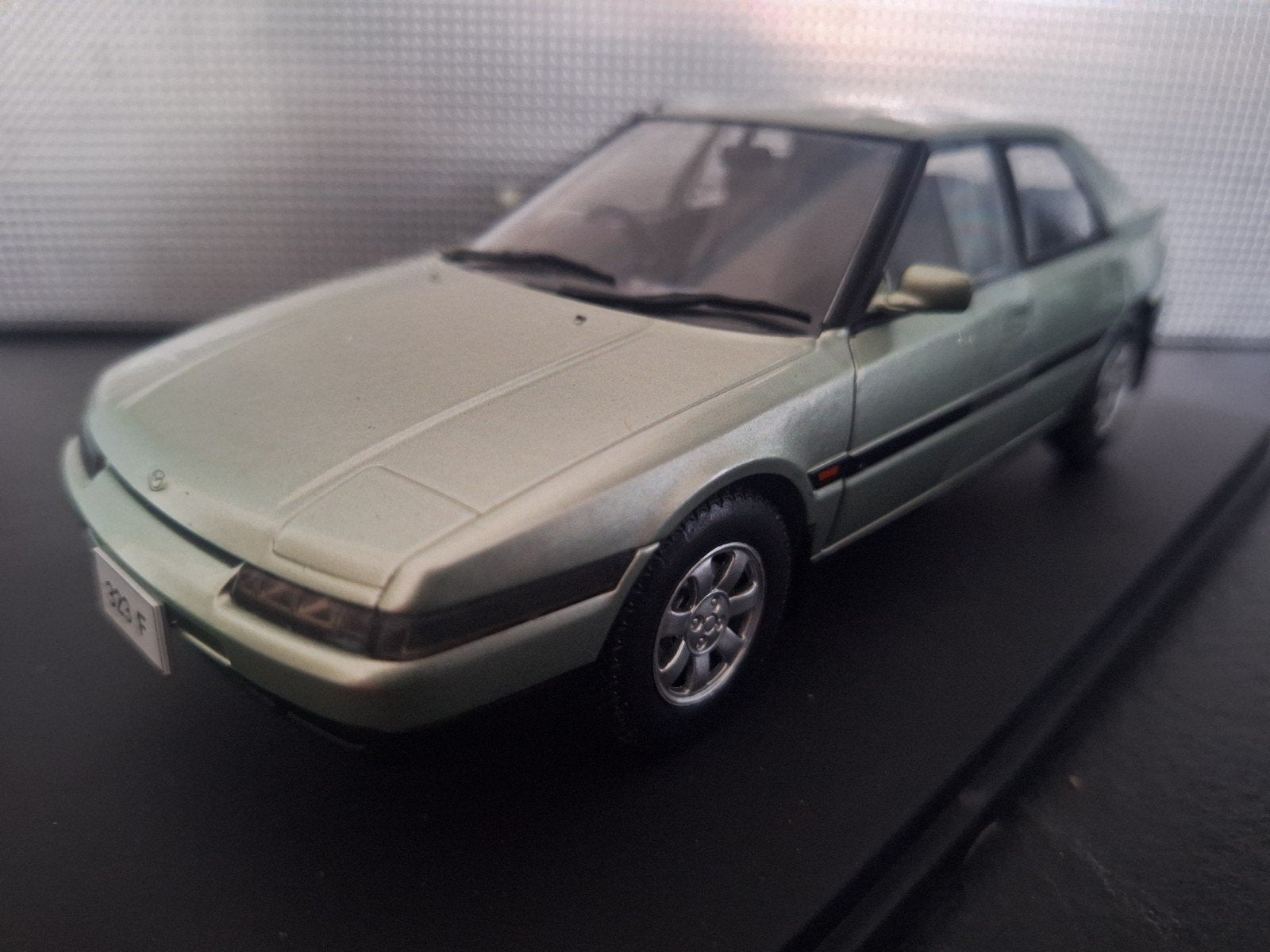 Mazda 323F 1989 Schaal 1:24, Hobby en Vrije tijd, Overige merken, WhiteBox, Auto, Nieuw