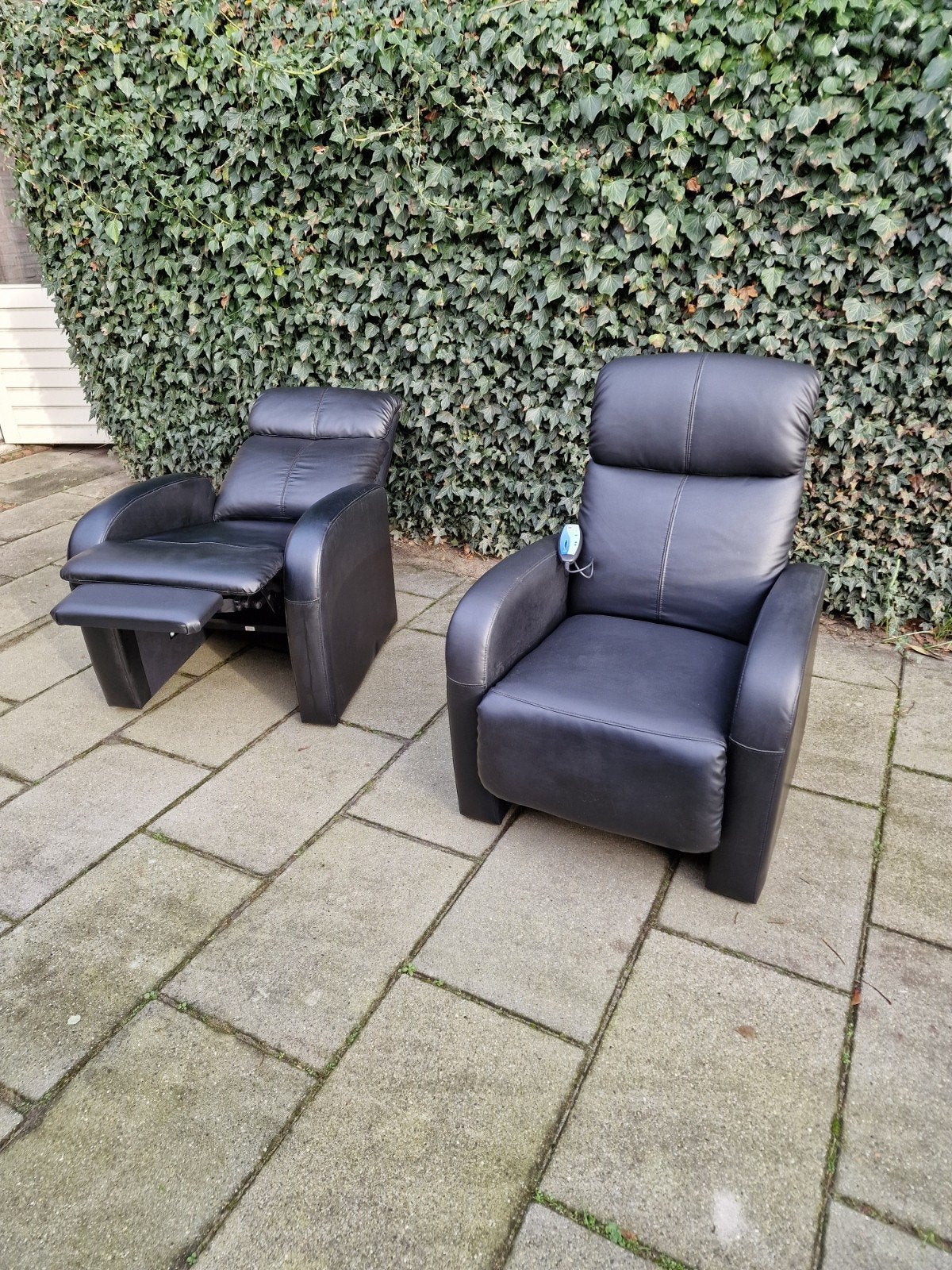 Twee zwart lederen relax stoelen met massage mogelijkheden, Ophalen
