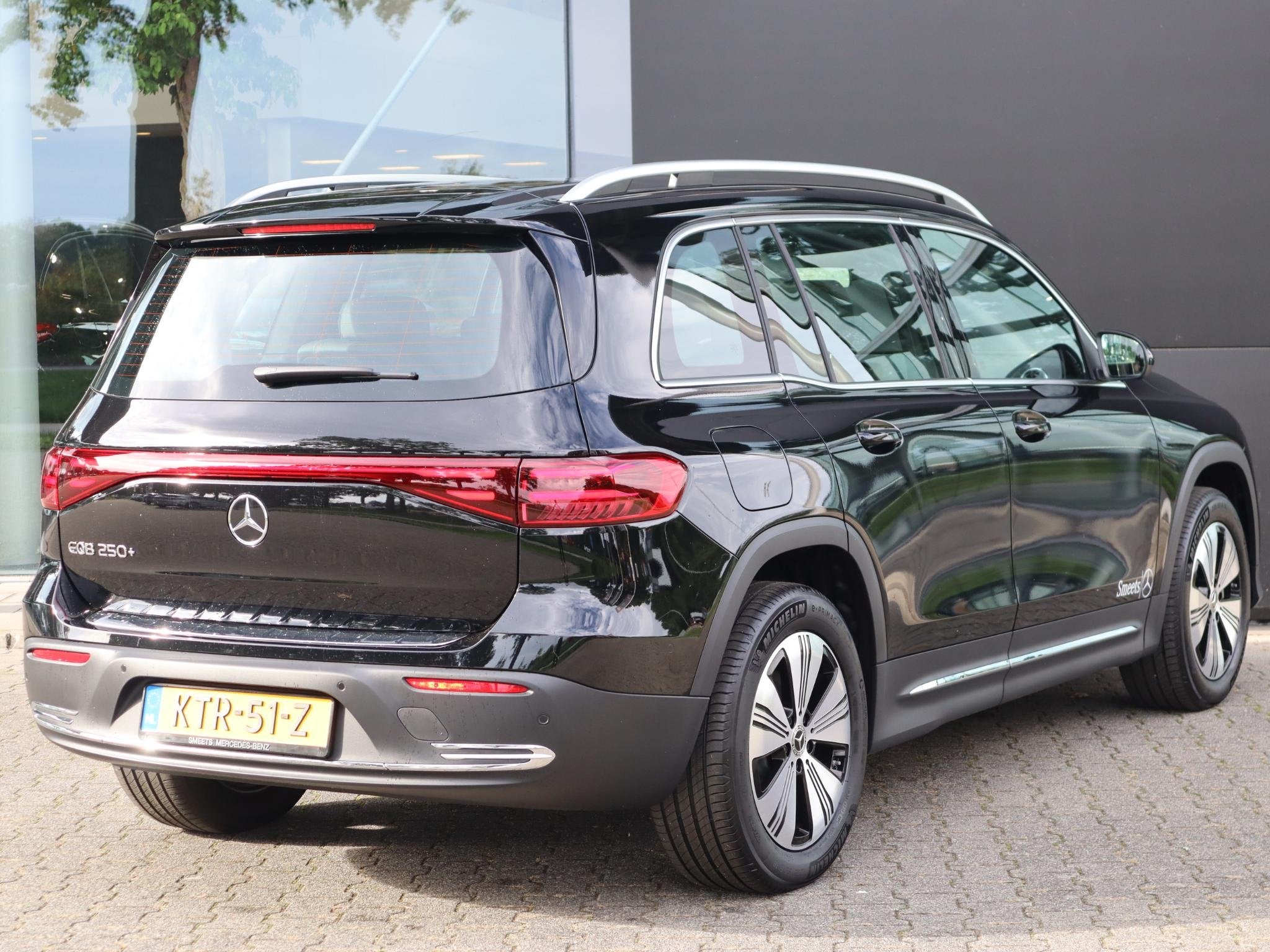 Mercedes-Benz EQB 250+ AMG Line LIMITED 7p. 71 kWh, Auto's, Dealer onderhouden, Geheel digitaal combi-instrument, 435 min, Zwart