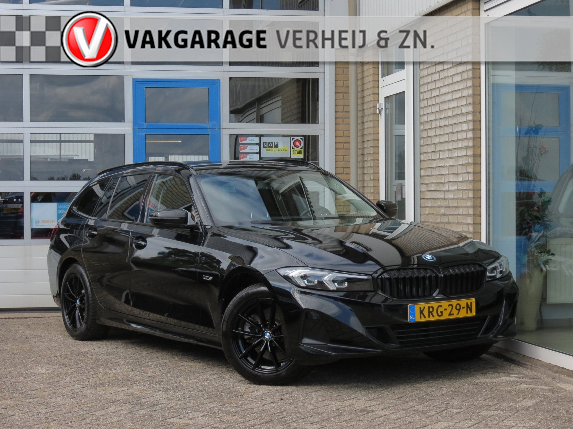 BMW 3-serie Touring 320e BLACK LINE Wide screen|Live Cockpit, Auto's, Gebruikt, Euro 6, 4 cilinders, Zwart