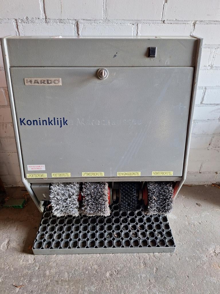 Schoenpoetsmachine, Ophalen