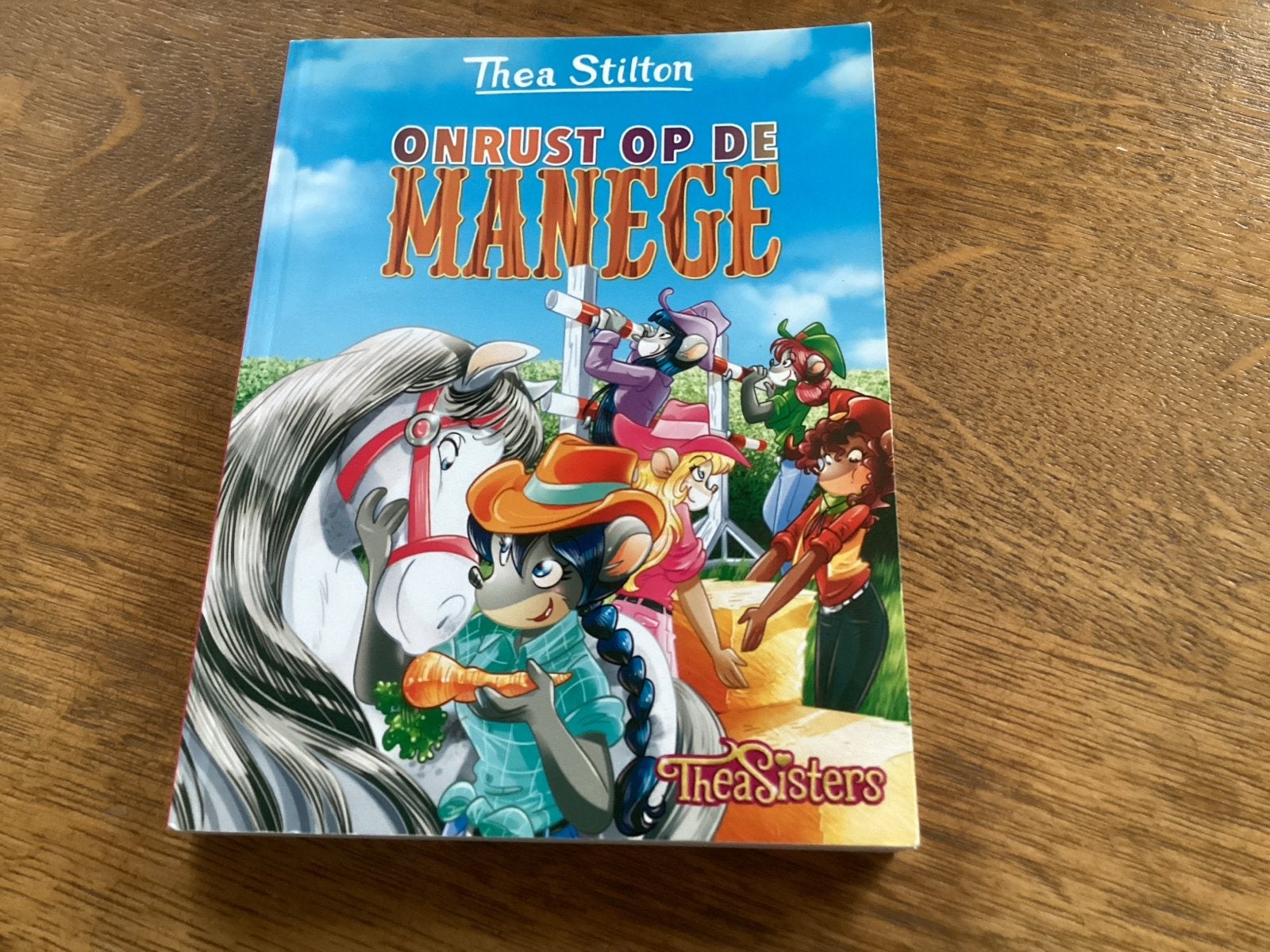 Thea Stilton - Onrust op de Manege (Thea Sisters), Boeken, Ophalen of Verzenden, Zo goed als nieuw, Fictie algemeen