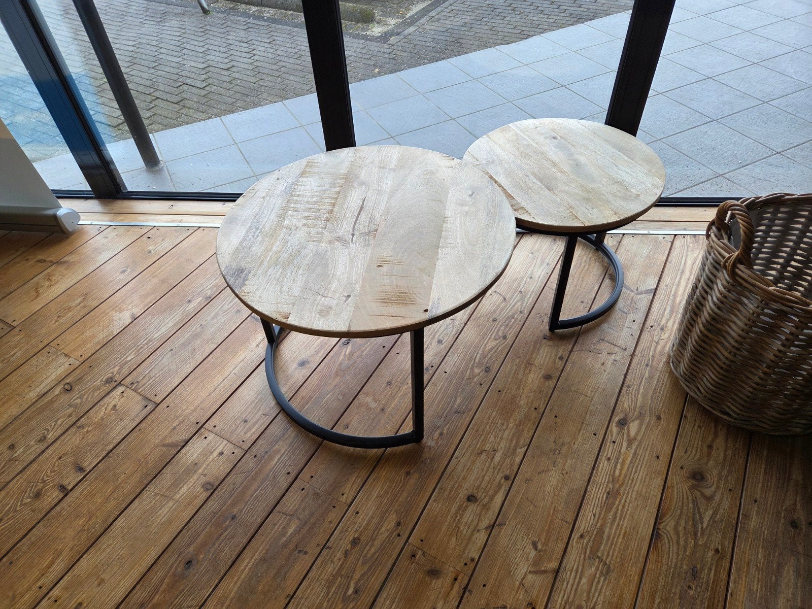 Set van 2 ronde salontafels van hout en metaal, Huis en Inrichting, Ophalen, Minder dan 45 cm, Gebruikt, Industrieel, Modern, Scandinavisch