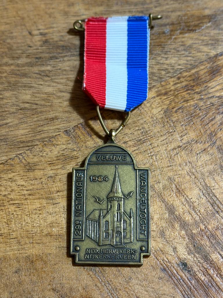 medaille van de Veluwse Wandeltocht 1984, Postzegels en Munten, Penningen en Medailles, Ophalen of Verzenden, Overige materialen