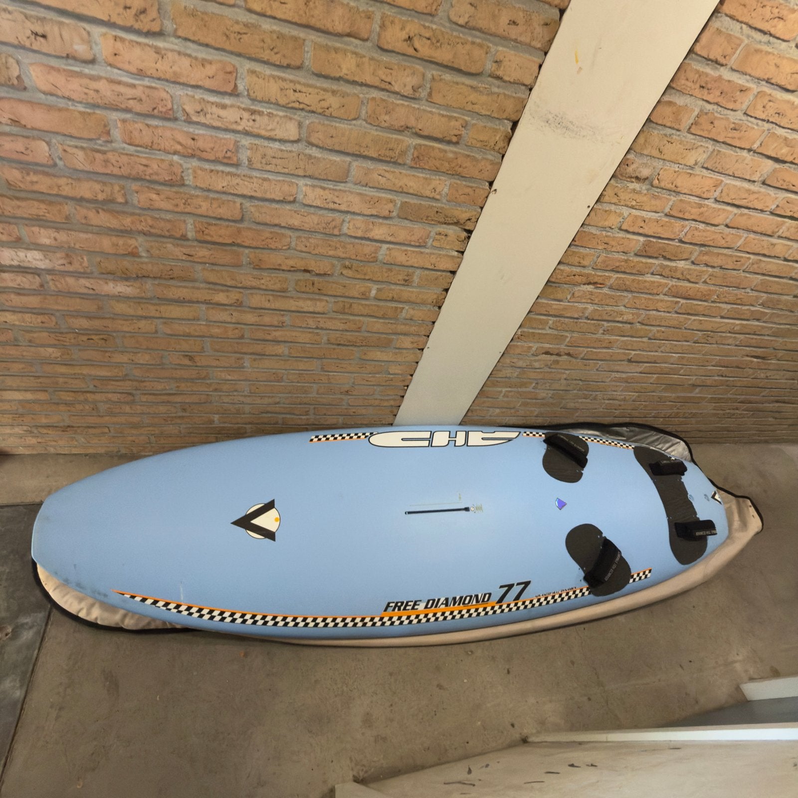 Windsurfplank AHD Free Diamond 77, Met voetbanden, Gebruikt, Minder dan 250 cm, Plank
