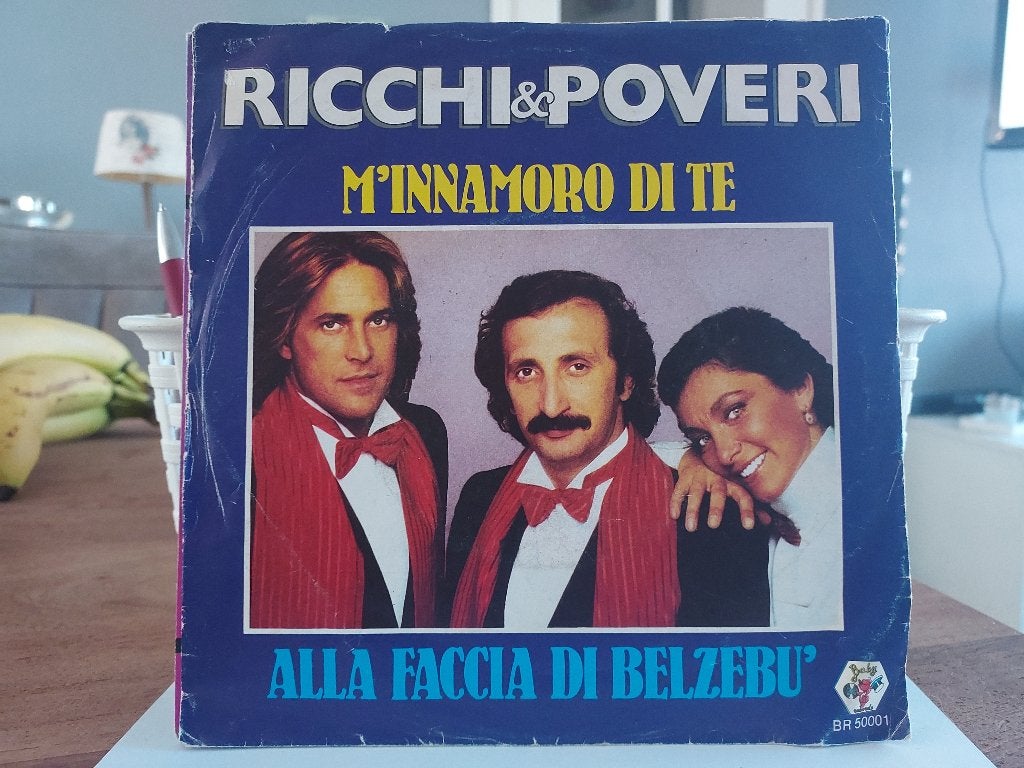 7" Single Ricchi & Poveri - M'innamoro Di Te / Alla Faccia D, Gebruikt, 7 inch, Ophalen of Verzenden, Pop