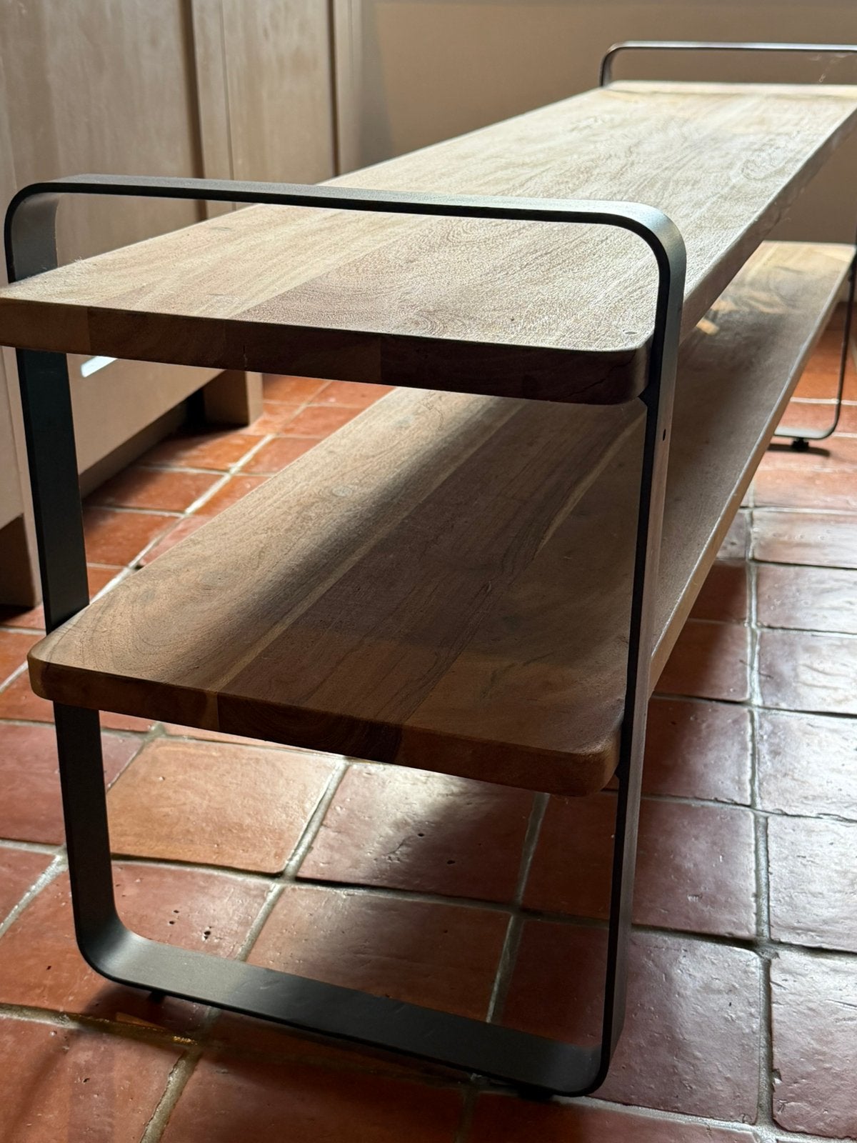 Lage sidetable massief hout en staal, Huis en Inrichting, Ophalen, 100 tot 150 cm, Zo goed als nieuw, Industrieel