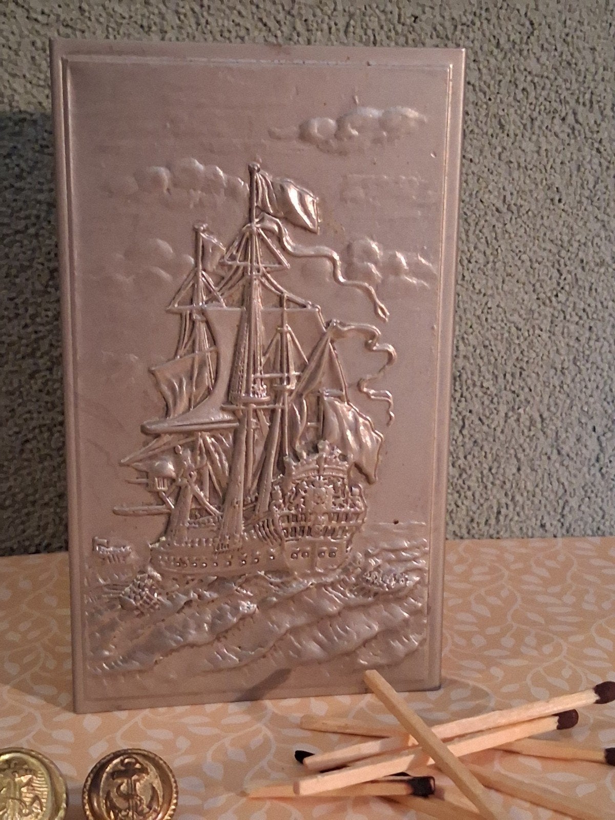 Luciferdoos met scheepsreliëf en ankerknopen schip

Uniek v, Antiek en Kunst, Ophalen of Verzenden