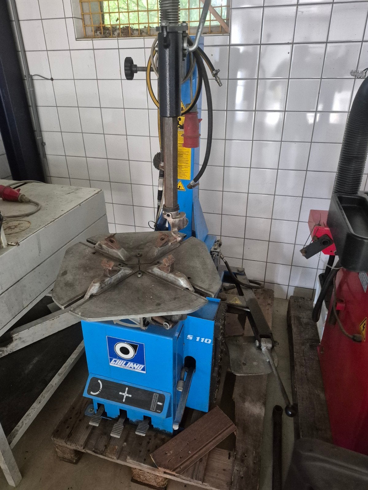 Banden demonteermachine en balancer giuliano s110, Ophalen