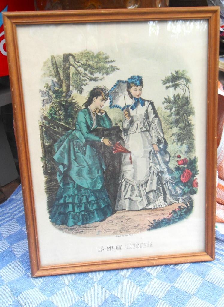 oude prent/ modeprent Frankrijk/ illustratie in fotolijst, Gebruikt, Klederdracht, Ophalen of Verzenden, Voor 1940