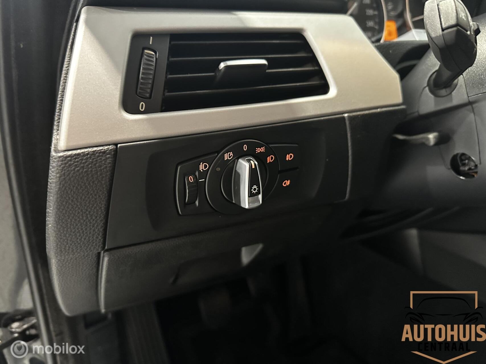 Foto 17 van BMW 3-serie Touring 318i Business Line*NwAPK*Trekhaak*Navi