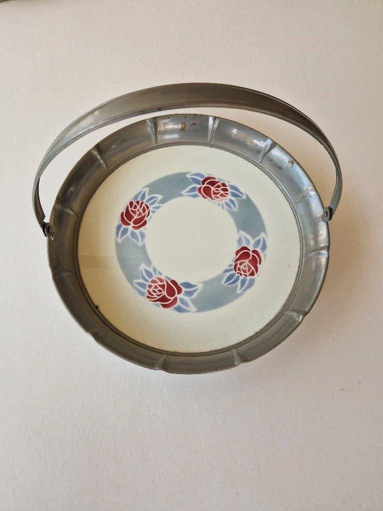 Art deco schaaltje. Aluminium met ingelegd porselein., Ophalen of Verzenden, Overige stijlen, Porselein, Schaal of Schalen