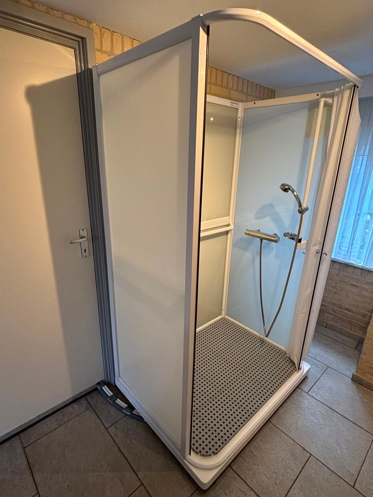 Mobiele douchecabine met pomp - Zorgdouche, Ophalen, Zo goed als nieuw, Met douche