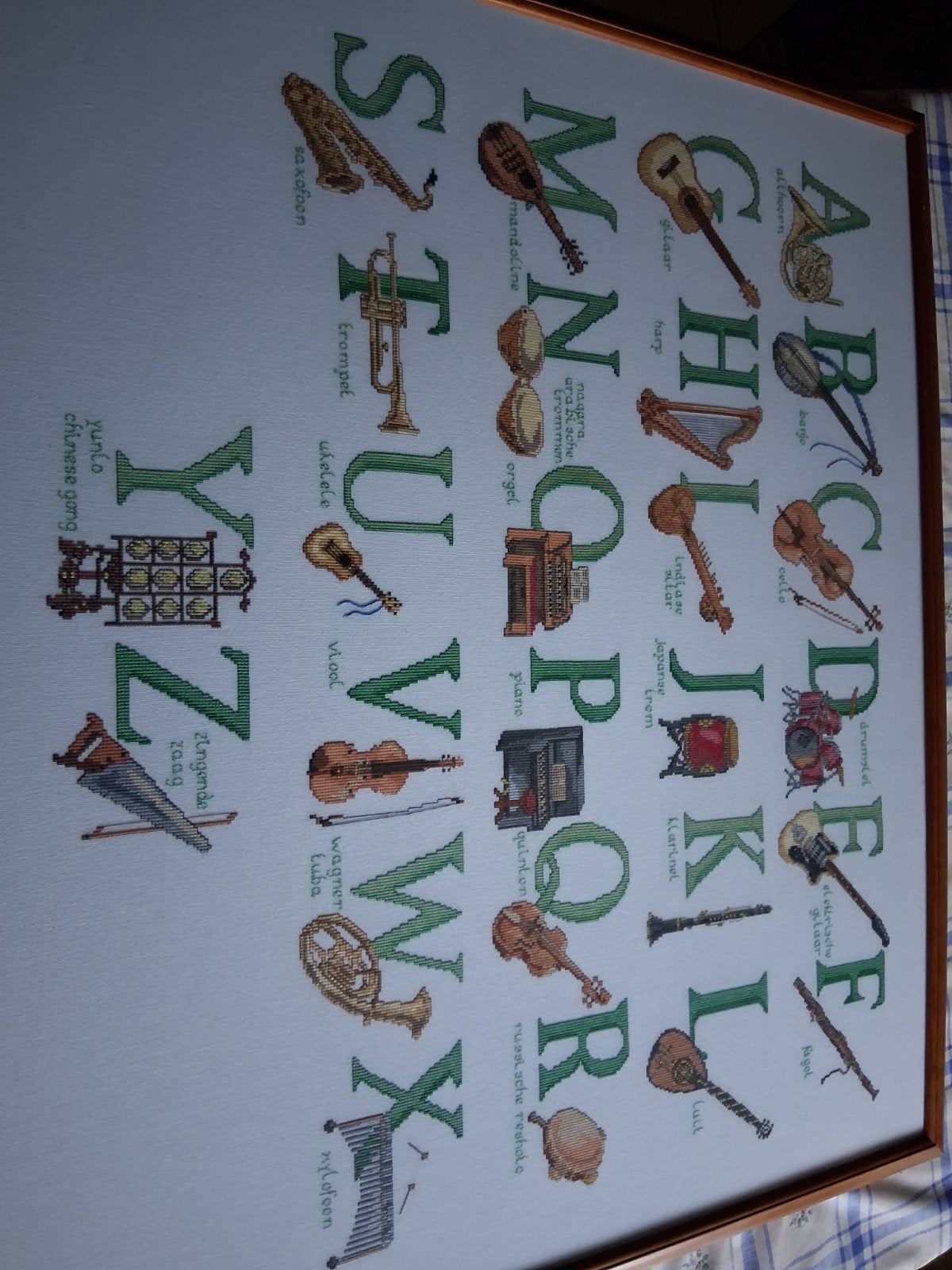 Mooi geborduurd alfabet A-Z met muziekinstrumenten, Ophalen of Verzenden, Zo goed als nieuw, Handborduren, Overige typen