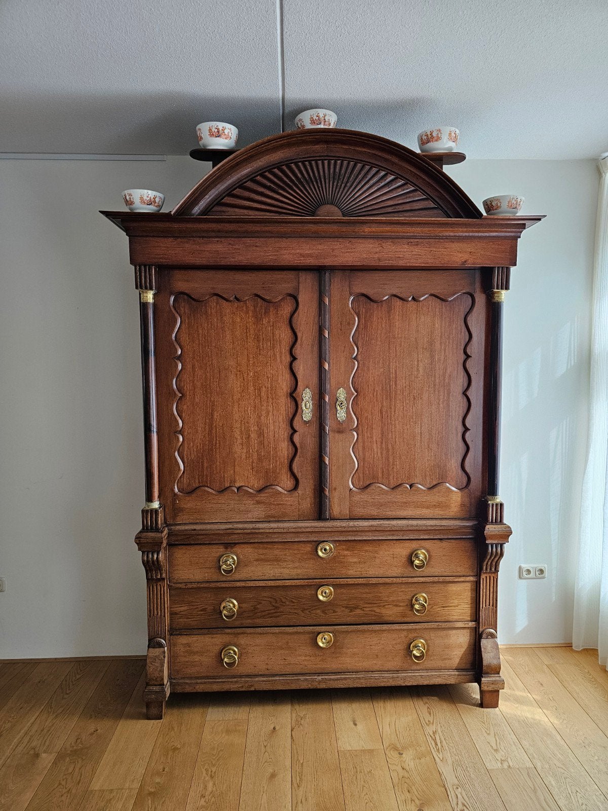 Mooi Drentskabinet met zonnewijzer en Biedemeier deuren., Ophalen