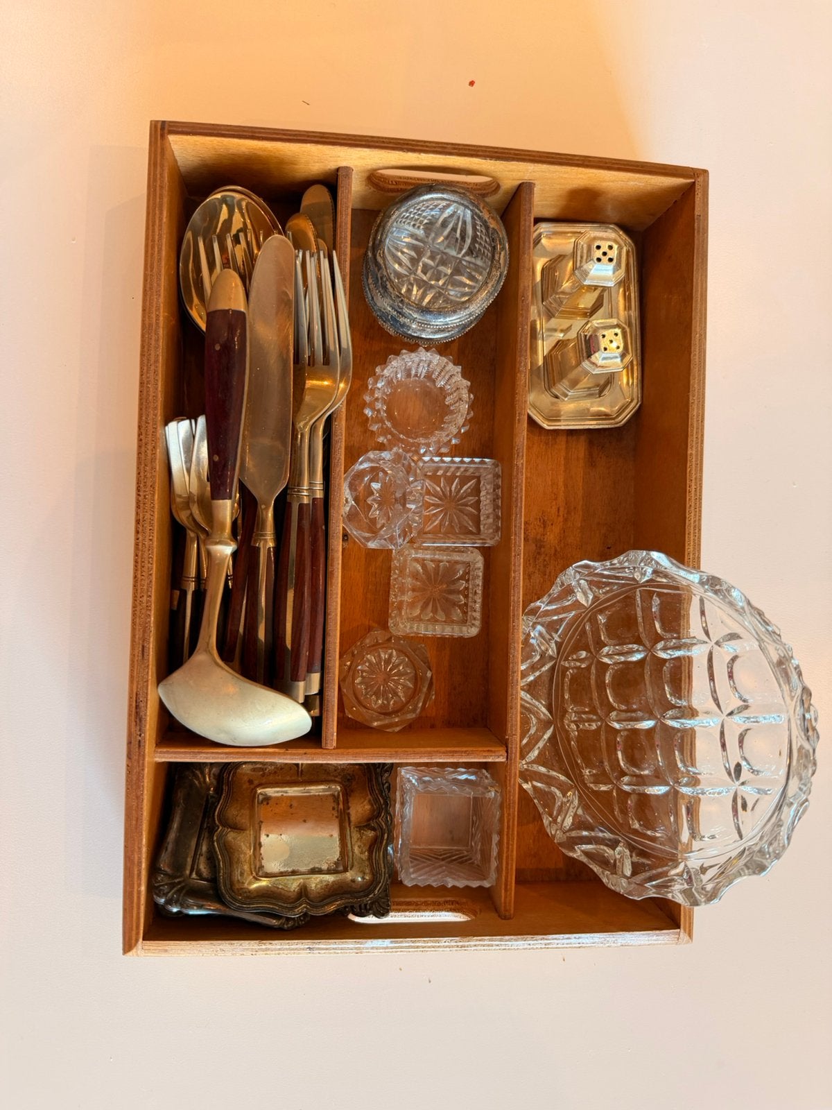Bak met verzilverde en kristallen items en bestek, Antiek en Kunst, Ophalen of Verzenden
