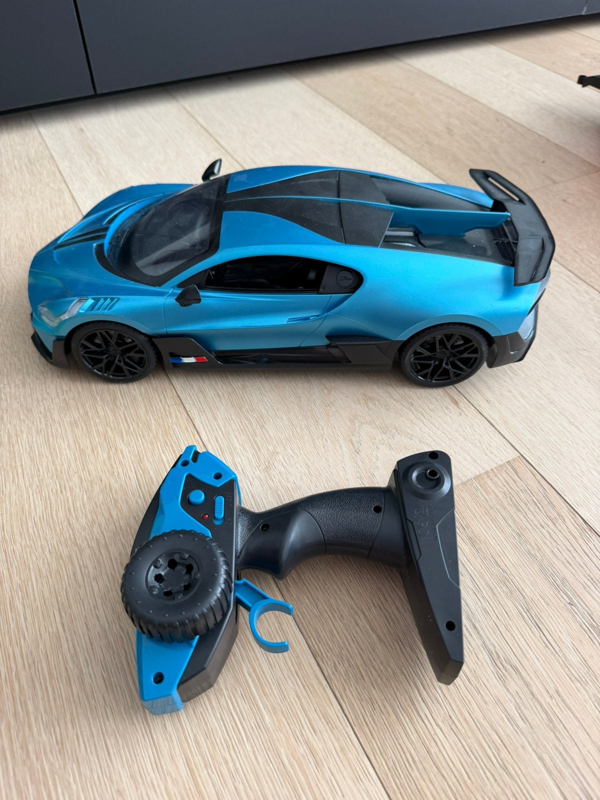 Bugatti speelgoed auto met afstandbediening, Ophalen of Verzenden, Zo goed als nieuw, Overige schalen, Auto onroad