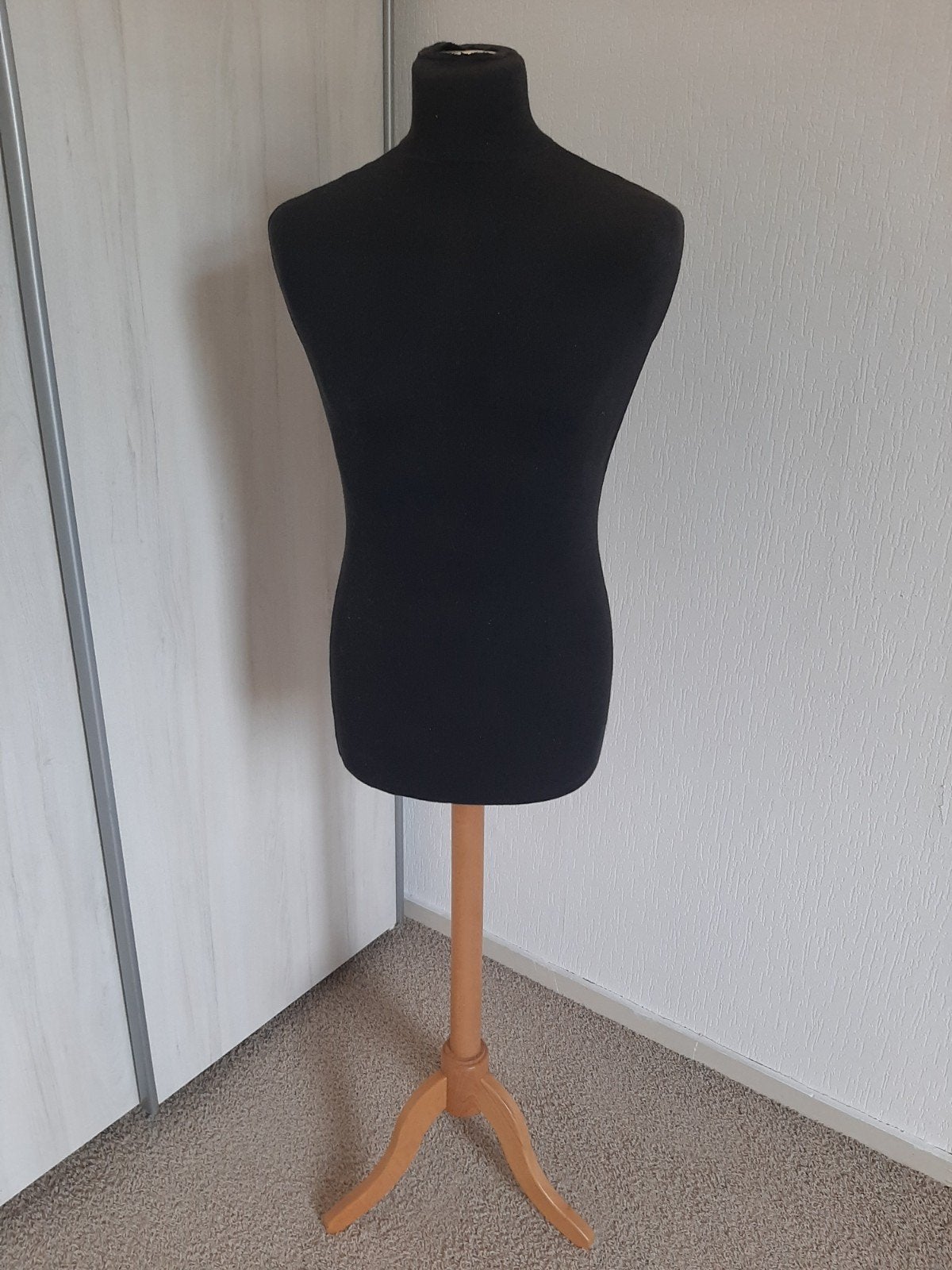 Zwart paspop bovenlichaam met houten standaard, Verzamelen, Kleding en Patronen, Ophalen, Gebruikt, Overige typen, Onbekend