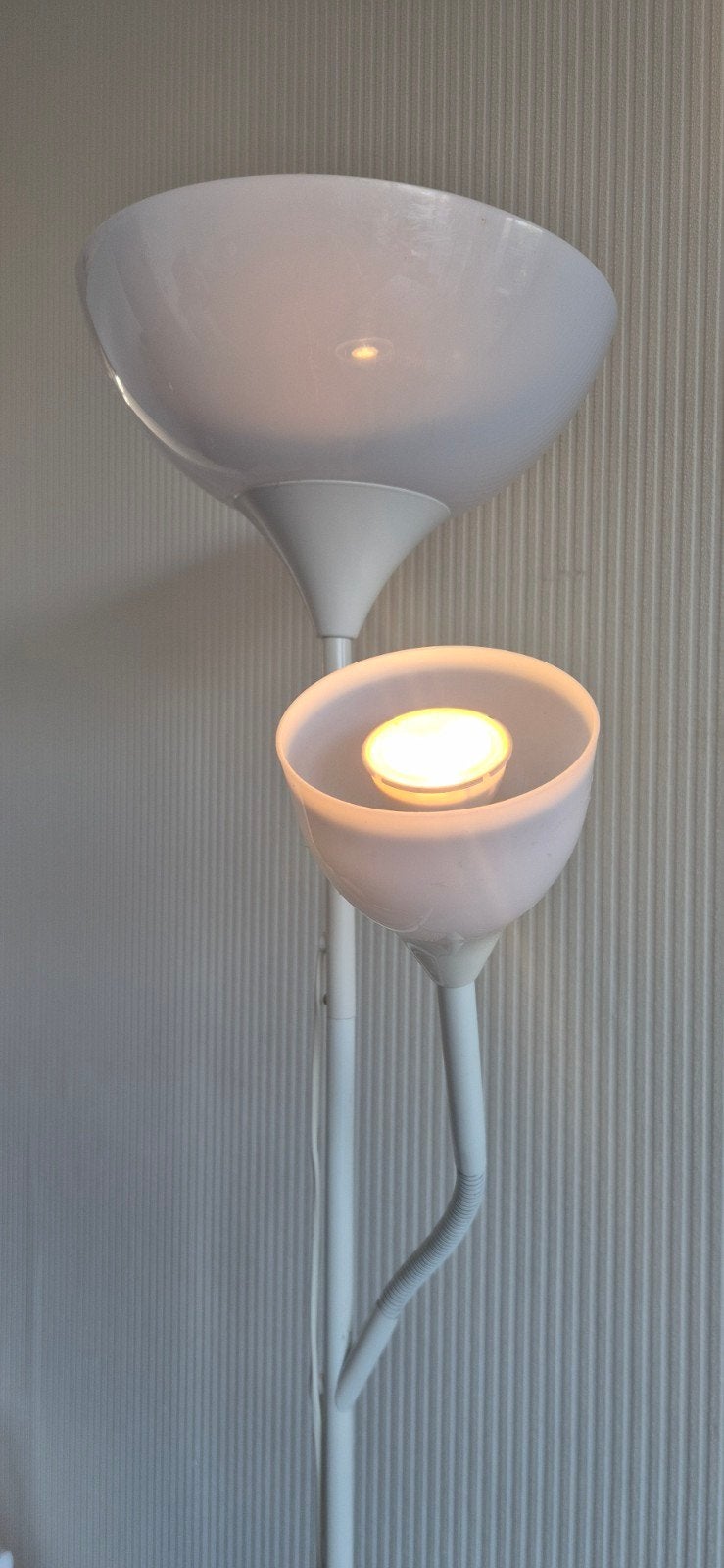 Witte vloerlamp met leeslamp van IKEA- staande lamp, Huis en Inrichting, Ophalen, Gebruikt, E27 (groot), Modern