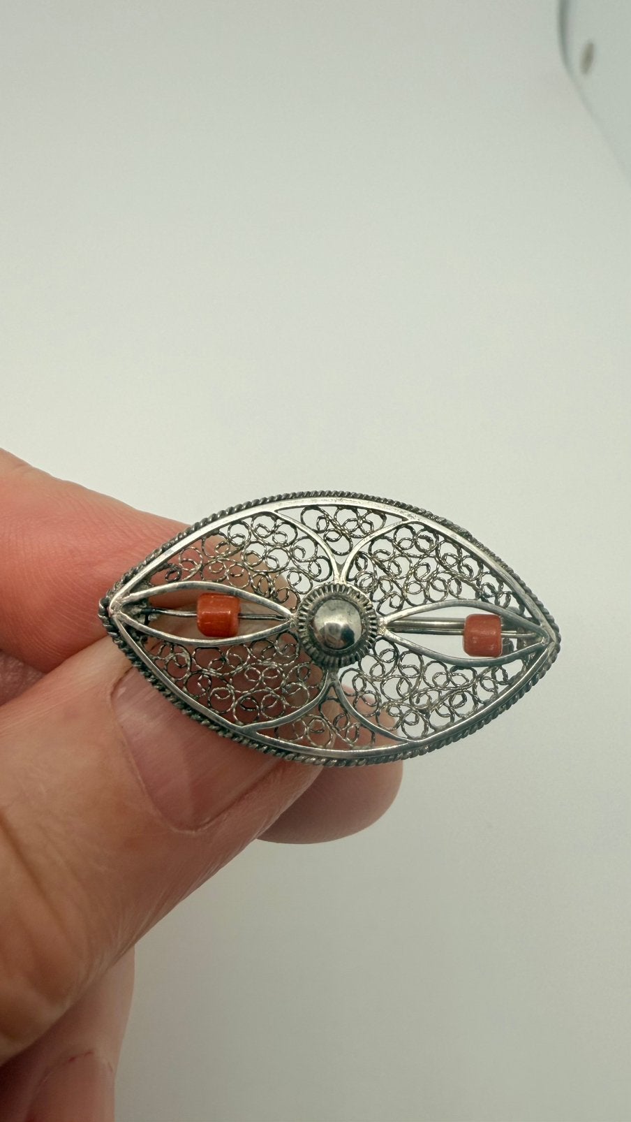 Antiek zilveren filigrain broche met inleg:2 bloedkoraaltjes, Verzenden, Zilver, Broche, Met edelsteen