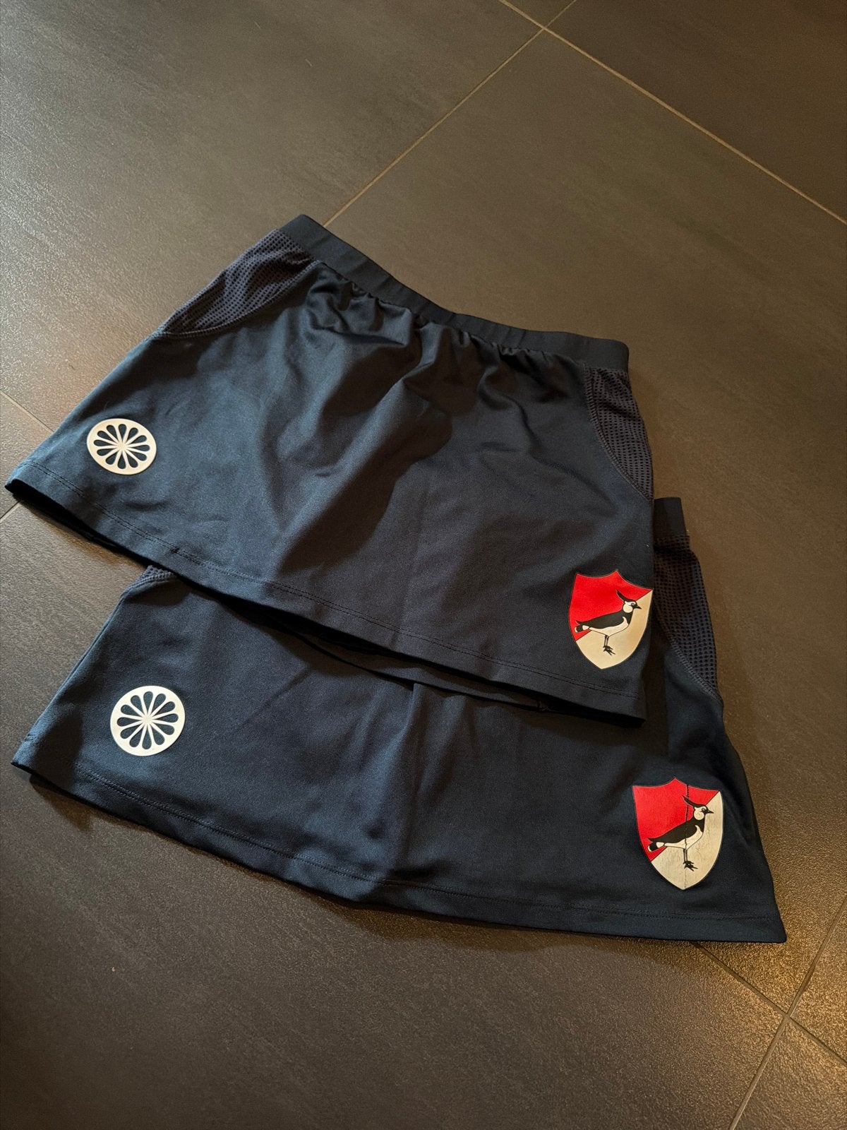 Kieviten hockey tenue meisjes - uit- en thuisshirt + 2 rokje, Sport en Fitness, Hockey, Ophalen, Gebruikt, Kleding
