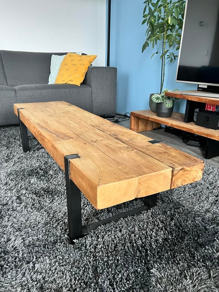 Robuuste salontafel van teak hout met metalen poten, Huis en Inrichting, Tafels | Salontafels, Ophalen, Gebruikt, Teakhout, 50 tot 100 cm
