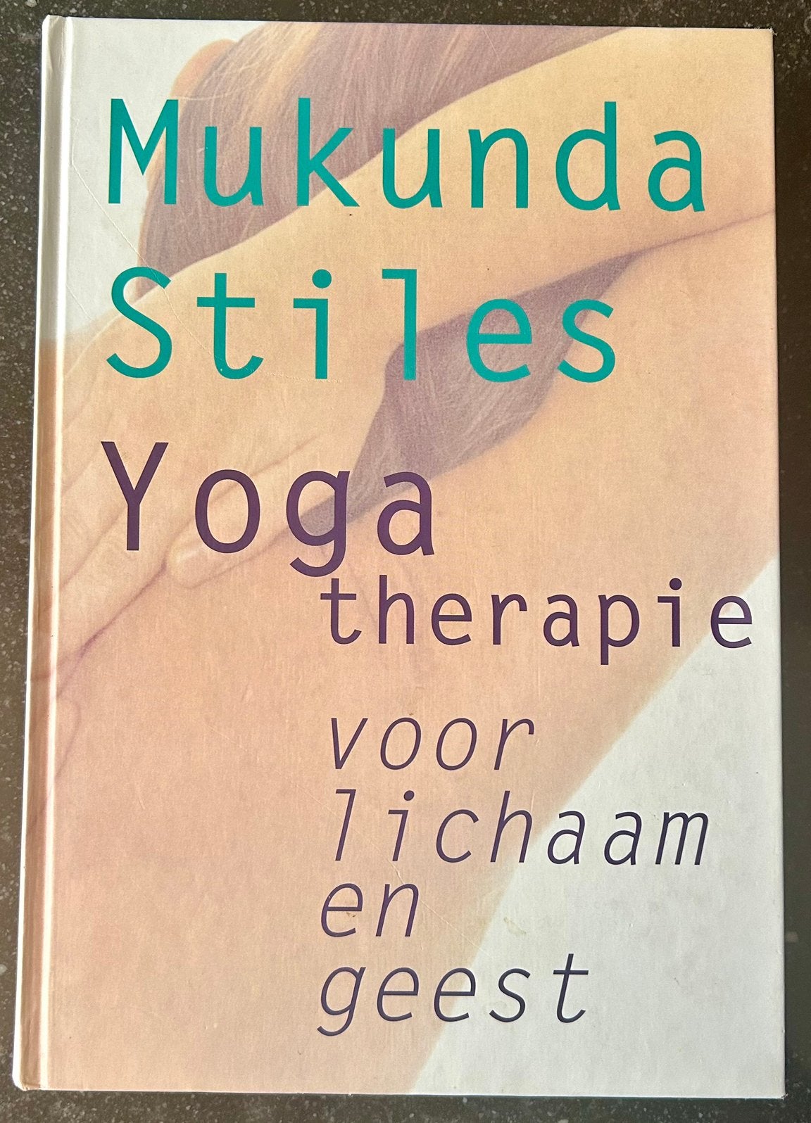 Mukunda Stiles - Yoga therapie voor lichaam en geest - 2002, Boeken, Meditatie of Yoga, Nieuw, Ophalen of Verzenden, Instructieboek