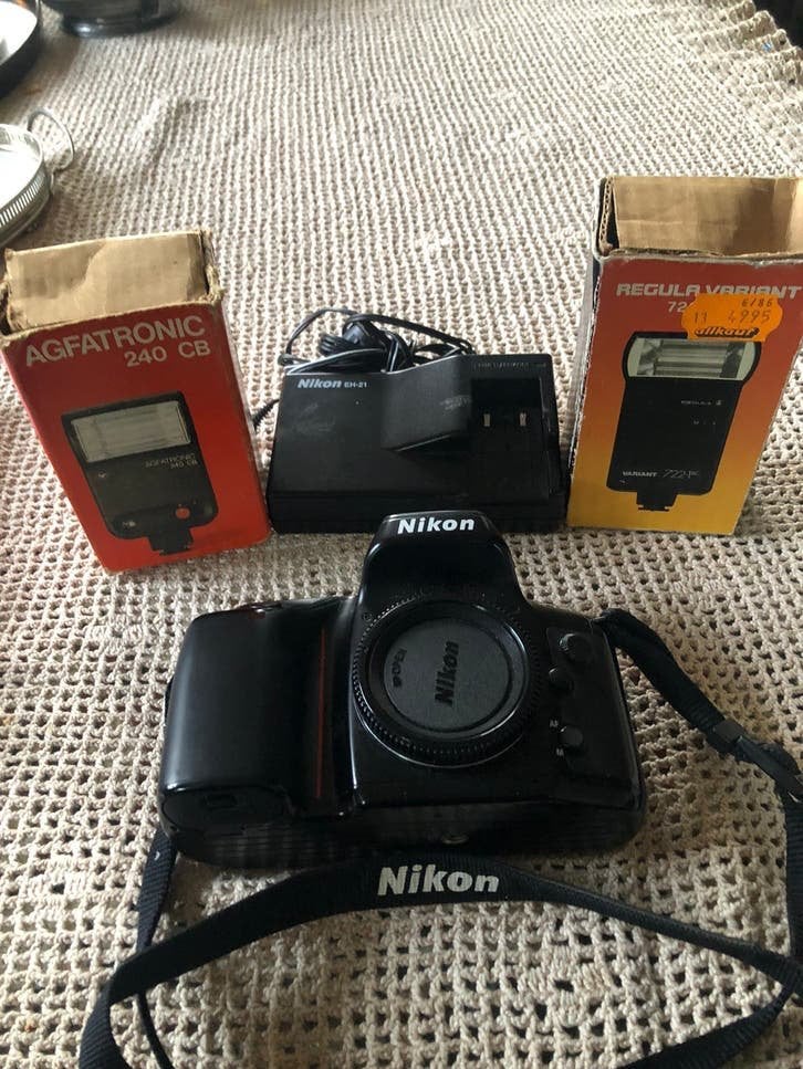 Nikon F70 fototoestel met flitsapparaten, Audio, Tv en Foto, Fotocamera's Analoog, Verzenden, Spiegelreflex, Nikon